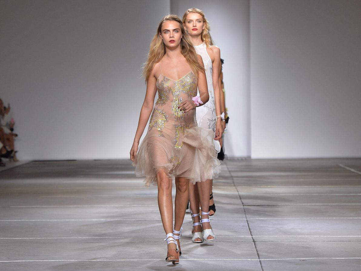 קארה דלווין מדגמנת בתצוגת אביב-קיץ 2015 של טופשופ יוניק בשבוע האופנה בלונדון