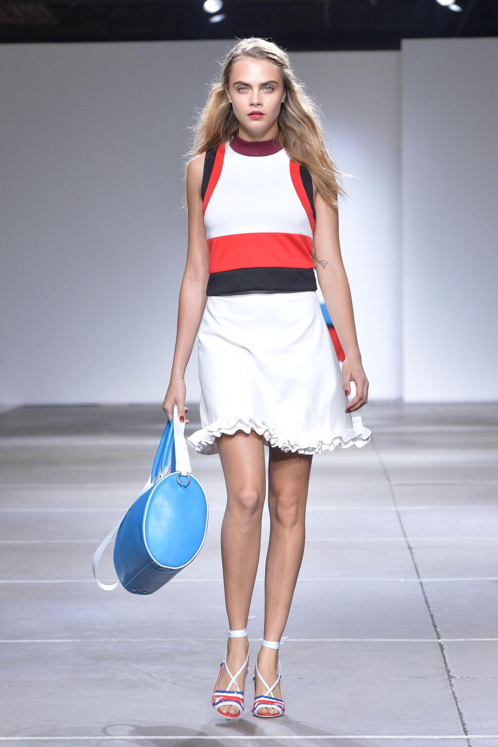 קארה דלווין מדגמנת בתצוגת אביב-קיץ 2015 של טופשופ יוניק בשבוע האופנה בלונדון