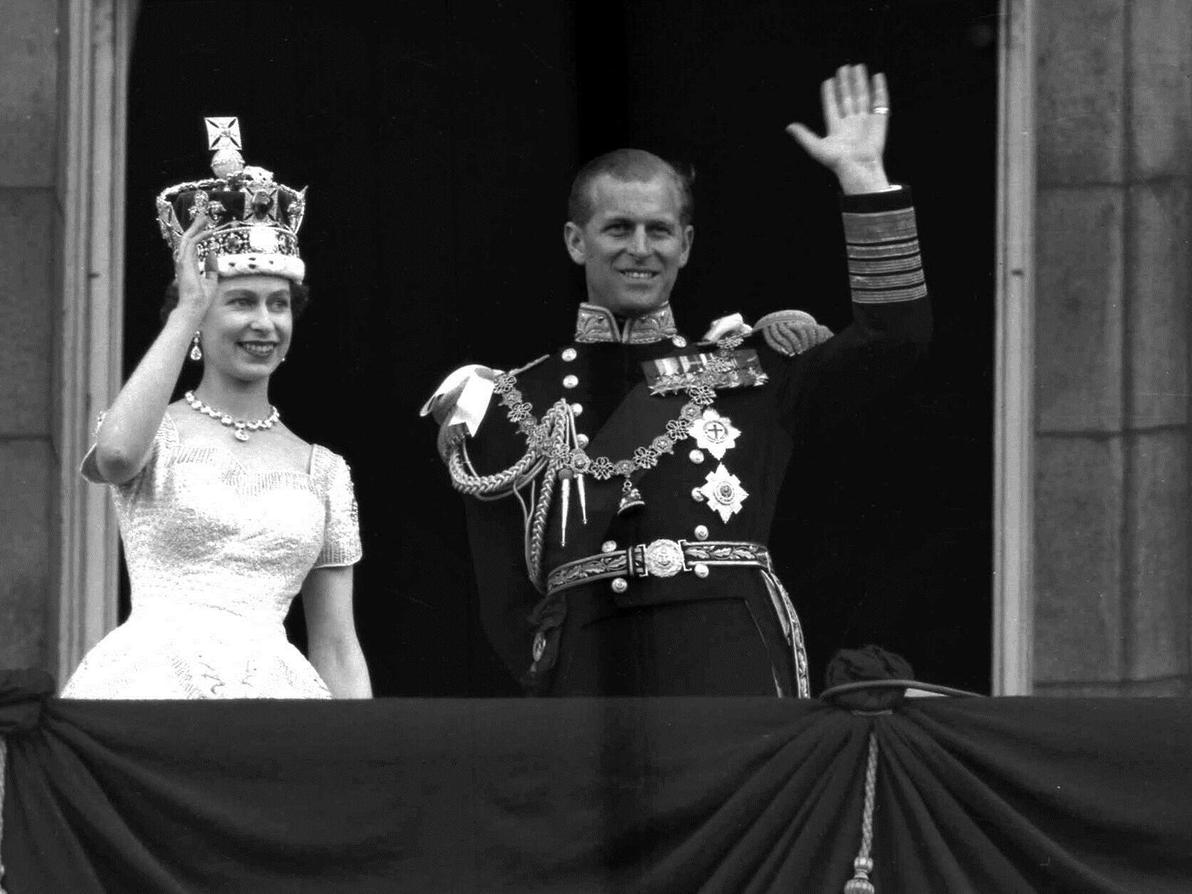 המלכה אליזבת השנייה בהכתרתה, לצד הנסיך פיליפ, 1953