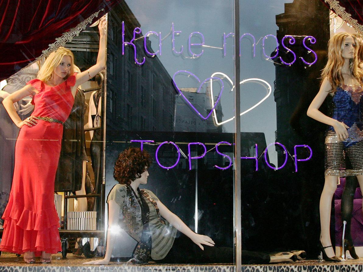 קייט מוס מדגמנת את הקולקציה שלה לטופשופ בחלון ראווה, 2007