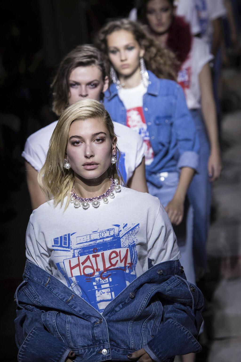 היילי ביבר מדגמנת בתצוגת אביב-קיץ 2018 של טופשופ יוניק בשבוע האופנה בלונדון