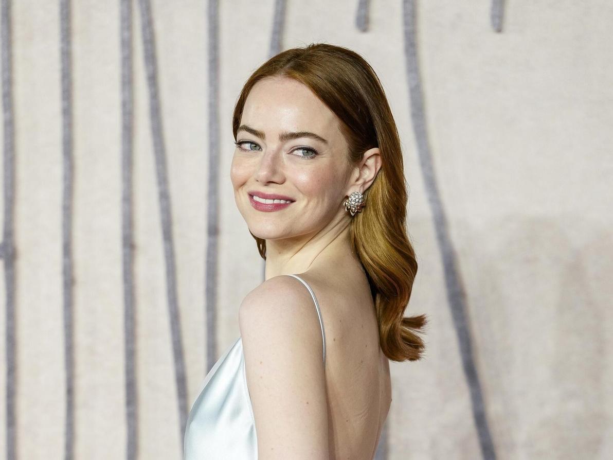 אמה סטון בפרמיירה של "מסכנים שכאלה" בלונדון, 2023