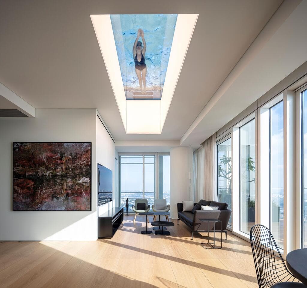 בריכה שקופה בדופלקס במגדל מאייר. תכנון: נוימן חיינר אדריכלים בשיתוף תמי יניב אדריכלות   