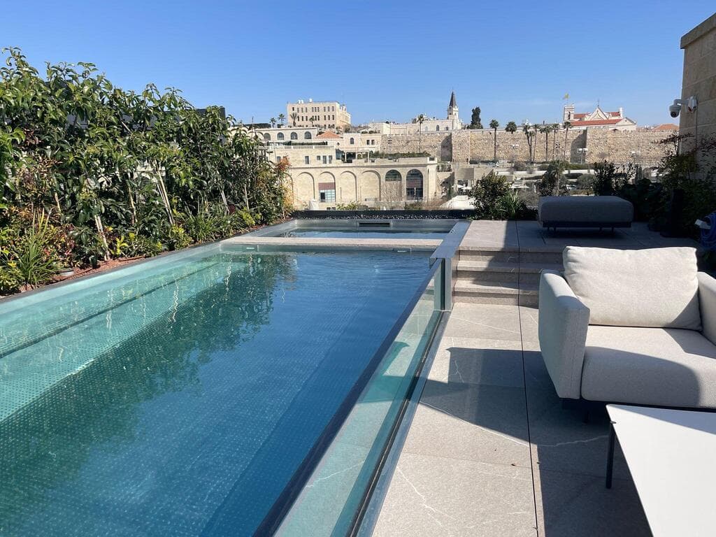 בריכה שקופה. אדריכלות: דרורית  שפירא. אדריכלות נוף: גנן על הגג. פיקוח: אורנה שוראקה