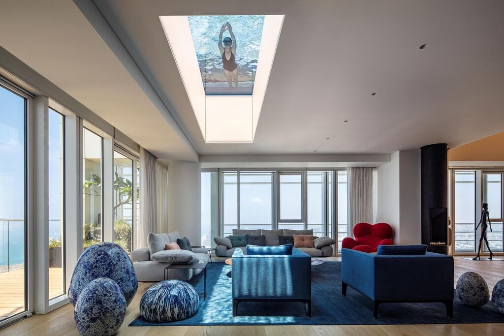 בריכה שקופה בדופלקס במגדל מאייר. תכנון: נוימן חיינר אדריכלים בשיתוף תמי יניב אדריכלות   