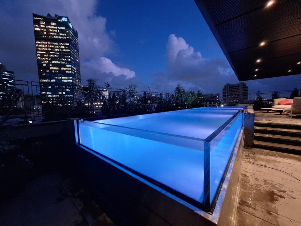 בריכה שקופה. אדריכלות: דנה אוברזון, פיקוח: יאיר דוד