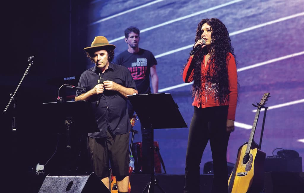 אתי רומנו, בהופעה באמפי שוני עם כנסיית השכל. "כמעט התעלפתי, הם אמרו לי שהם מארחים רק אמן שהם מאמינים בו"