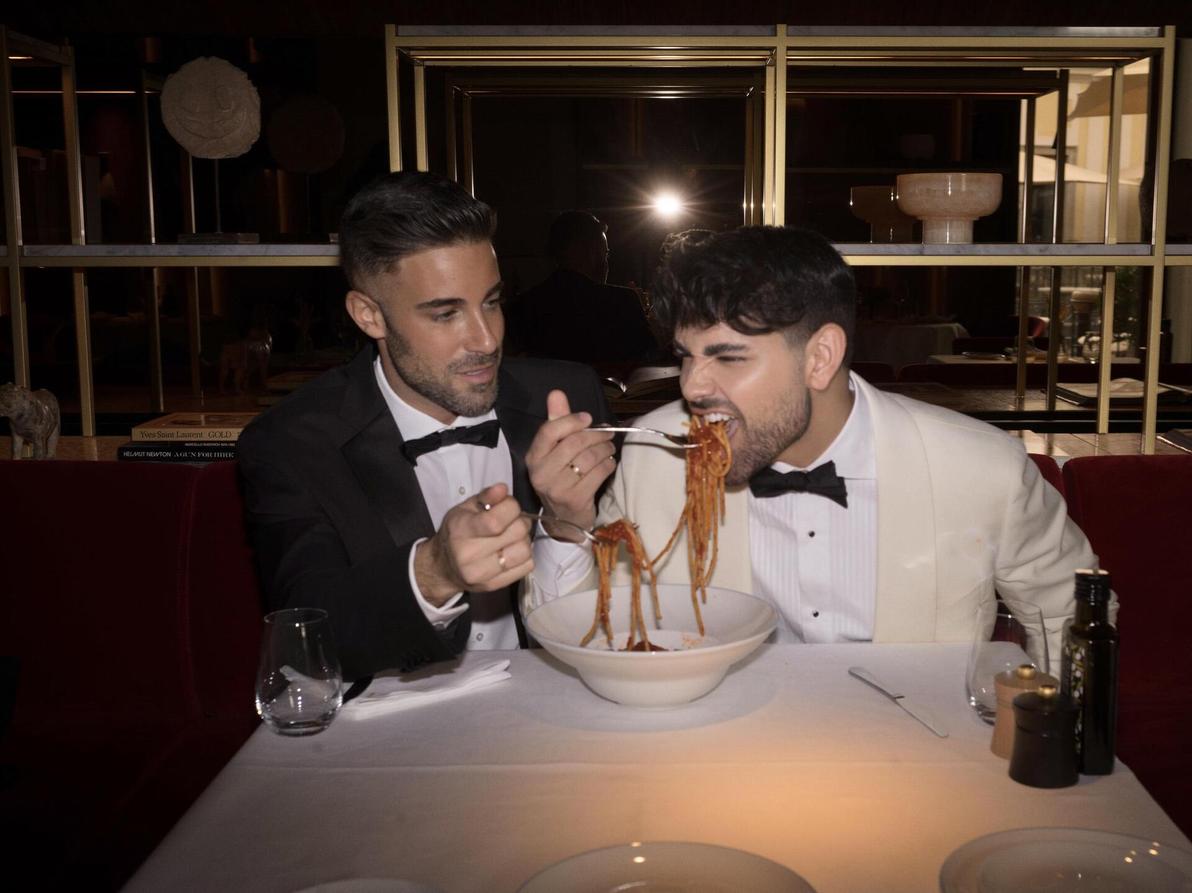 "אנשים כתבו לנו שהחתונה הייתה כמו הגאלה של המטרופוליטן שהתקיימה באותו השבוע!" (צילום: שי בוזגלו) יוסי מזרחי ועידן בקשי במילאנו