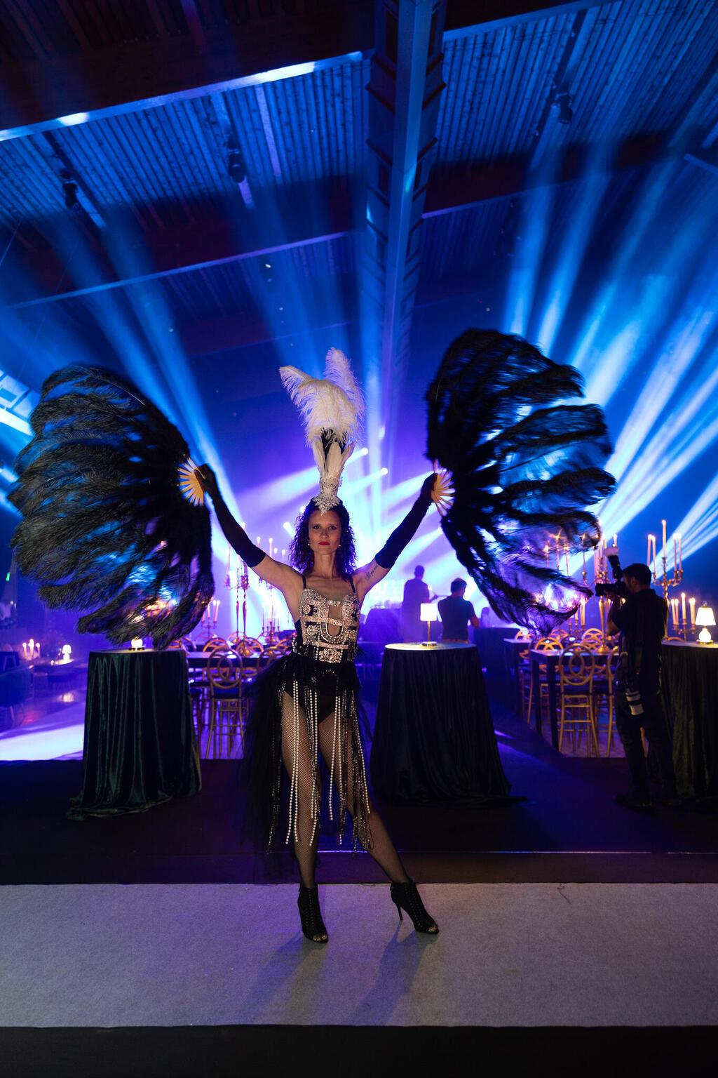 רקדנית בחתונה של יוסי מזרחי ועידן בקשי (צילום: שי בוזגלו) רקדנית בחתונה של יוסי מזרחי ועידן בקשי