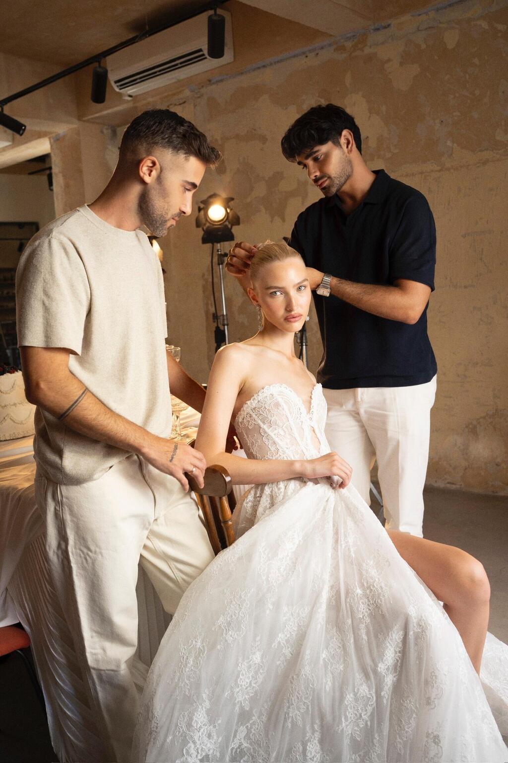 "בפריפריה מאוד משקיעים בחתונה". יוסי מזרחי ועידן בקשי בהכנות לצילומים של לומייאר (צילום: תומי רפאל עמוס) יוסי מזרחי ועידן בקשי בהכנות לצילומים של לומייאר