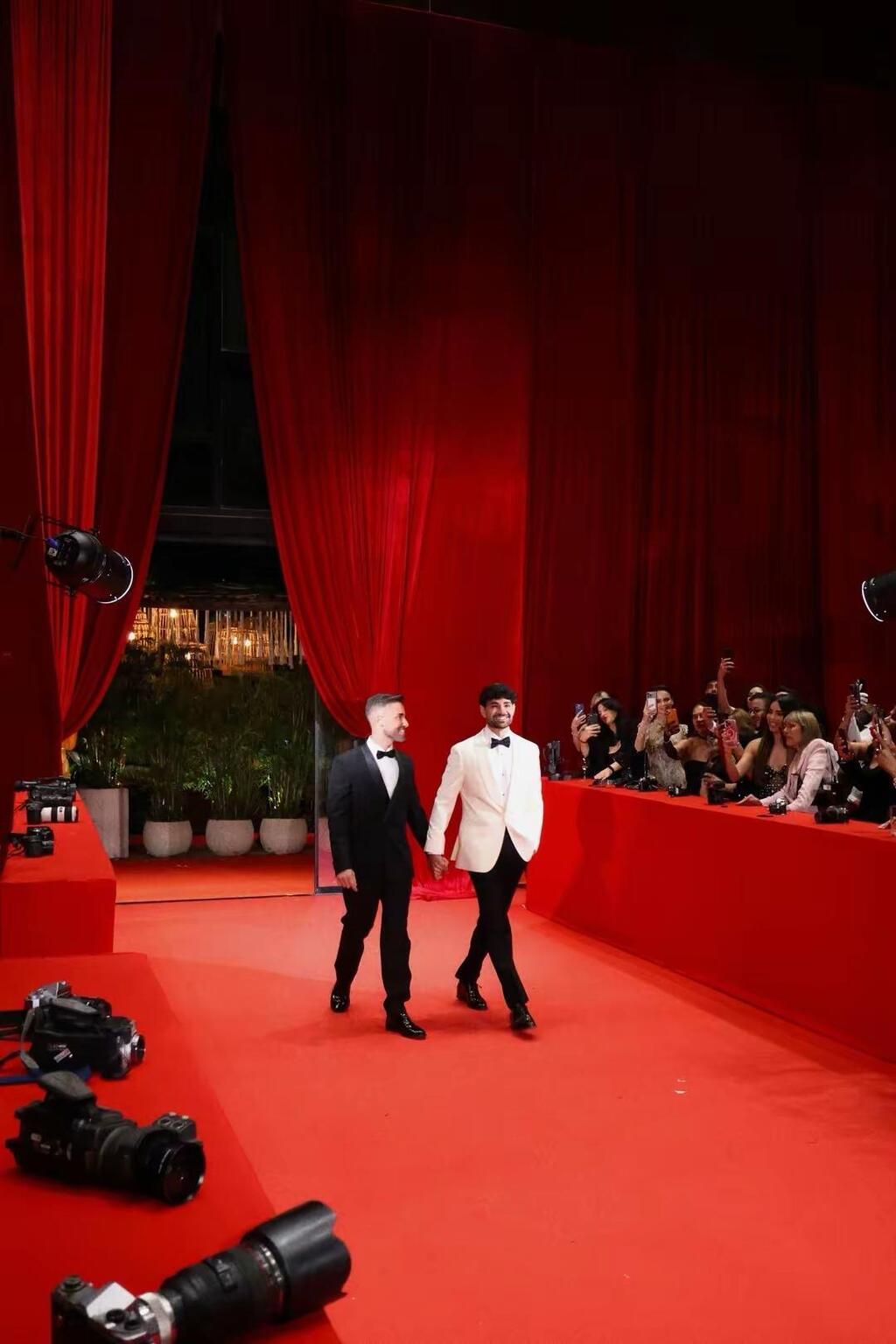 "יצאנו במשך שנתיים, שבשנות זוגיות בקהילה שוות לעשור". יוסי מזרחי ועידן בקשי בחתונתם (צילום: שי בוזגלו) יוסי מזרחי ועידן בקשי בחתונתם