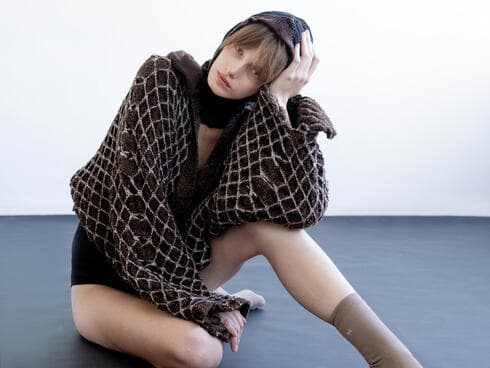 "למרות שפרווה אמיתית חוזרת היום לאופנה – רציתי לשמר את העיצובים של סבא שלי מזווית חדשה". פרויקט הגמר של יעל מולר