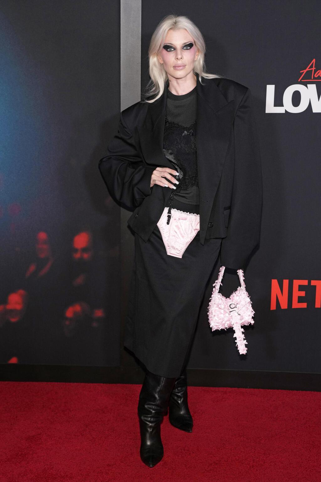 ג'וליה פוקס על השטיח האדום, 2024