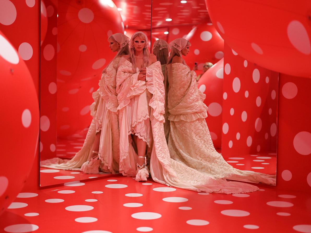 ג'וליה פוקס בפתיחת תערוכה של יאיוי קוסמה, 2024