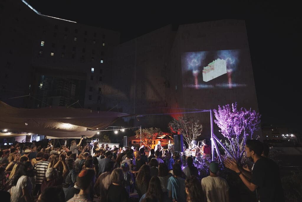 מתוך הפסטיבל השנתי על גג בניין כלל, "גג עדן"