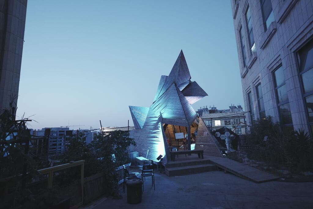 אחד המבנים העשויים עץ שנבנו על הגג