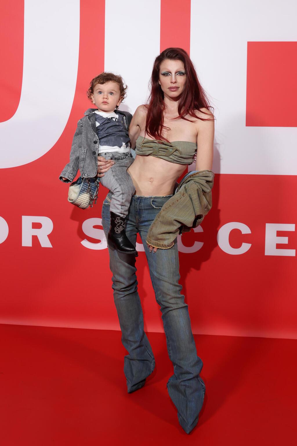 ג'וליה פוקס והבן ולנטינו בתצוגת סתיו-חורף 2023-24 של דיזל