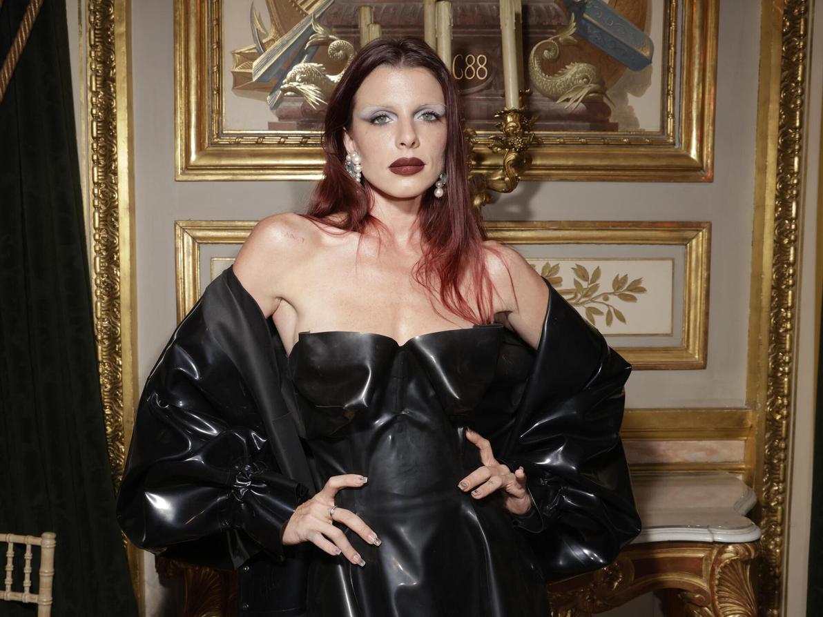 ג'וליה פוקס בתצוגת סתיו-חורף 2023-24 של ויויאן ווסטווד