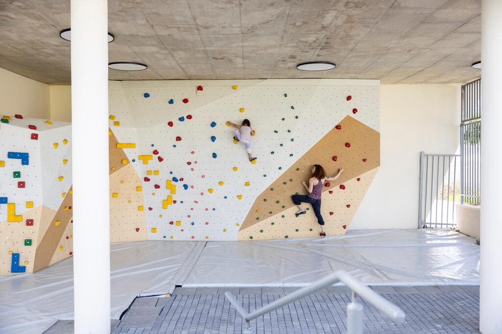 מתאים גם למשפחות (צילום: נמרוד לוי) מתחם קיר טיפוס אולימפי במודיעין