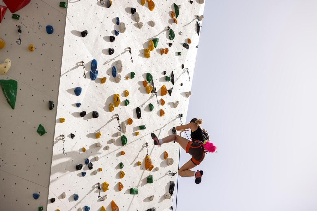 המתחם משתרע על פני 1,400 מ"ר בנוי ו-4,600 מ"ר שטחי פיתוח (צילום: נמרוד לוי) מתחם קיר טיפוס אולימפי במודיעין