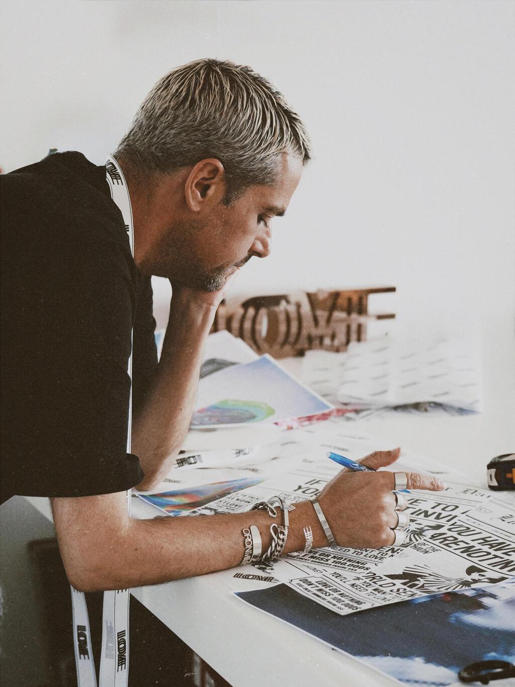 אורון מילשטיין במהלך העבודה על הקולקציה החדשה