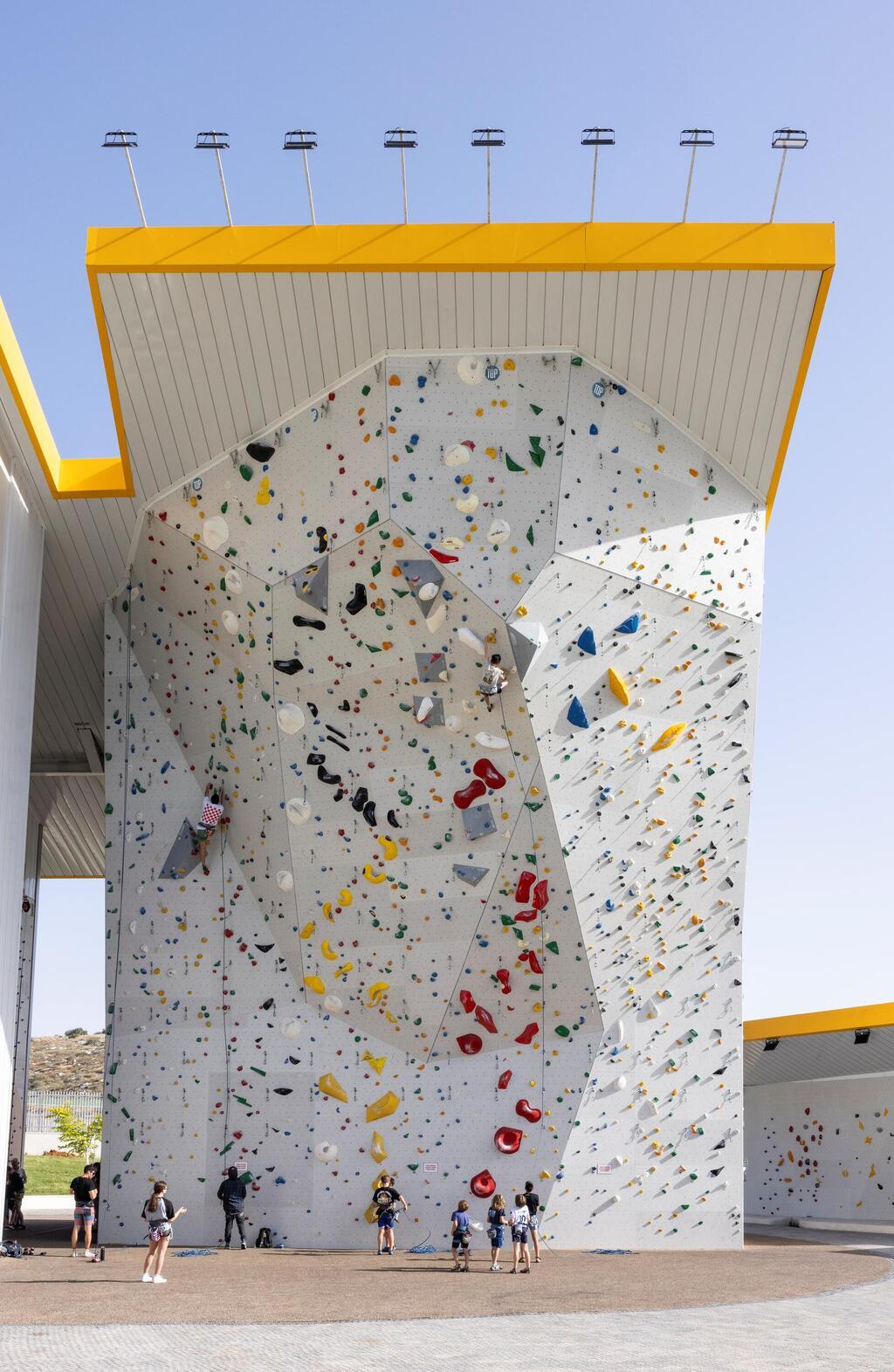 בגובה של כחמש קומות בבניין. 17 מטר (צילום: נמרוד לוי) מתחם קיר טיפוס אולימפי במודיעין