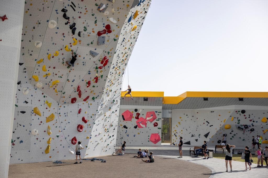 המתחם ממוקם בין רחובות ראשיים ברכס הררי בעיר (צילום: נמרוד לוי) מתחם קיר טיפוס אולימפי במודיעין