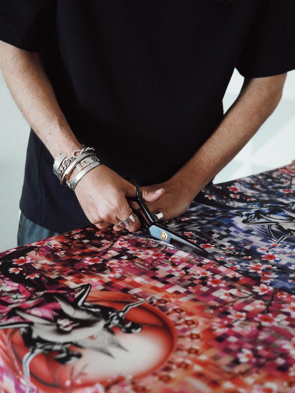 אורון מילשטיין במהלך העבודה על הקולקציה החדשה