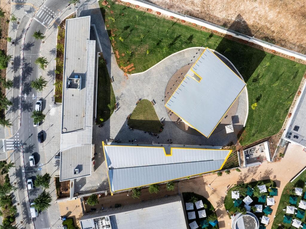 הקומפוזיציה בין 3 המבנים (צילום: נמרוד לוי) מתחם קיר טיפוס אולימפי במודיעין