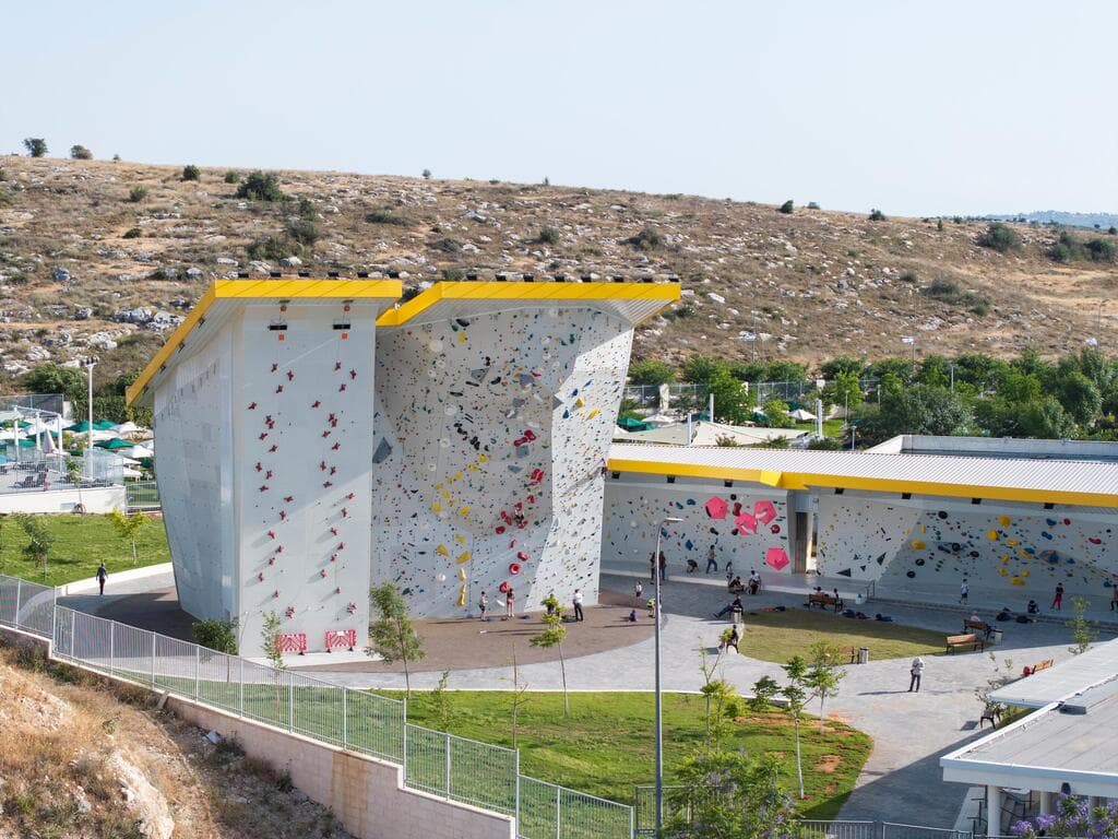 המתחם משרת קהלים שונים - מילדים דרך חובבנים ועד מקצוענים (צילום: נמרוד לוי) מתחם קיר טיפוס אולימפי במודיעין