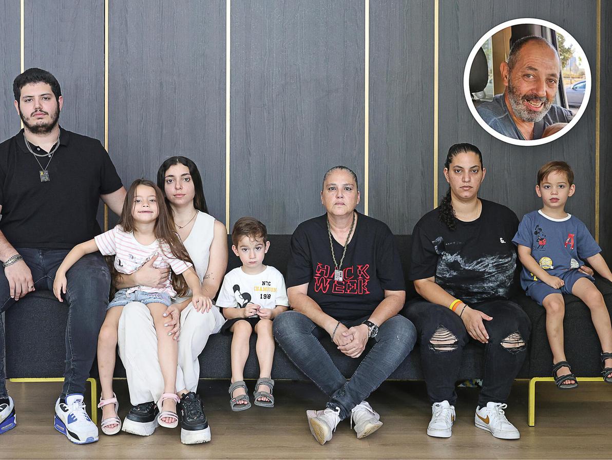  שחר לוי (משמאל), לצידו ארוסתו שיר, אמו אביבה, בת זוגה חן וילדיהן סאני, ריף וריבר