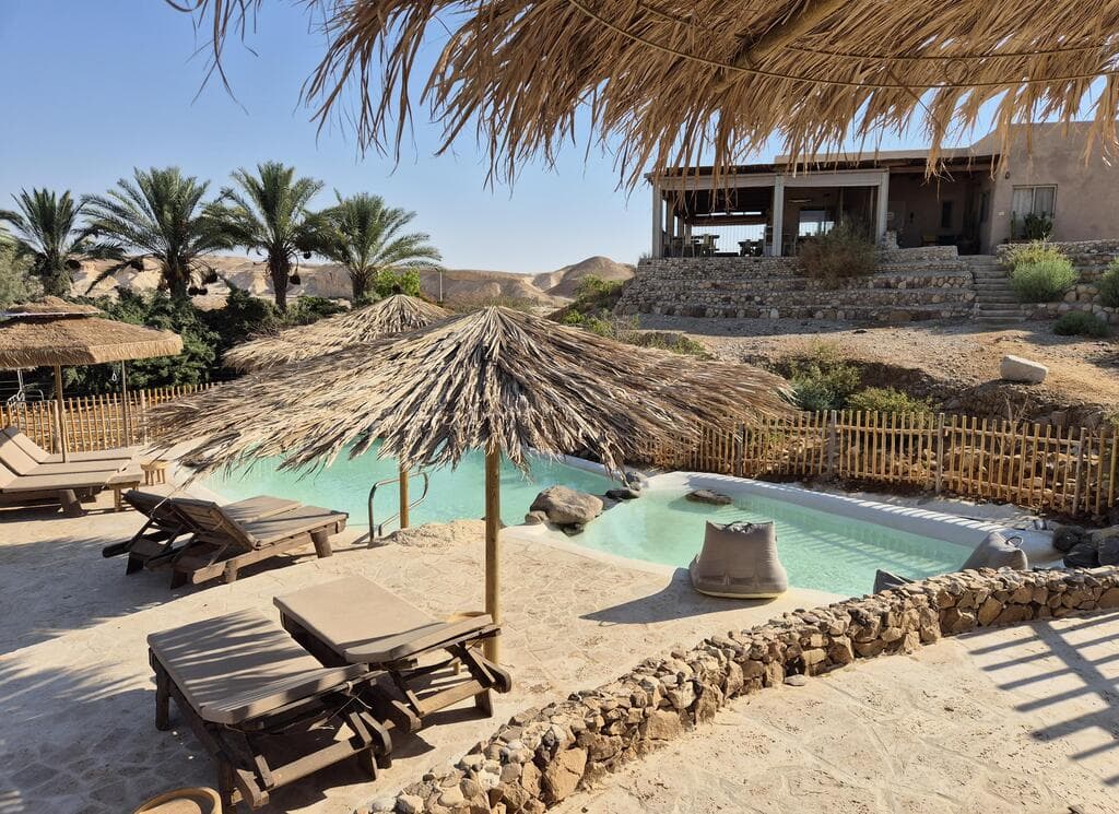 נוף צוקים. טבילה בבריכה היא אופציה טובה