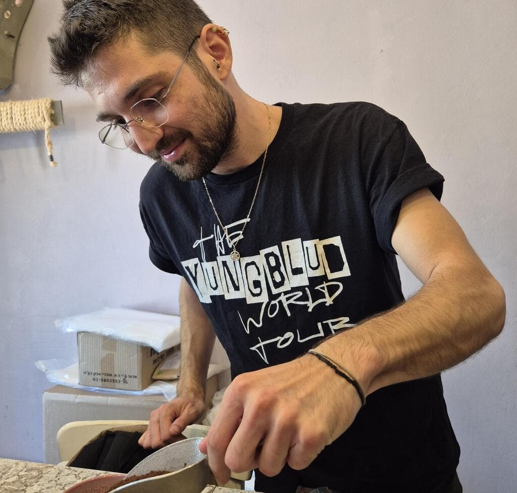 אור מור ב"אסכולה", צוקים. קפה בטעמי מדבר