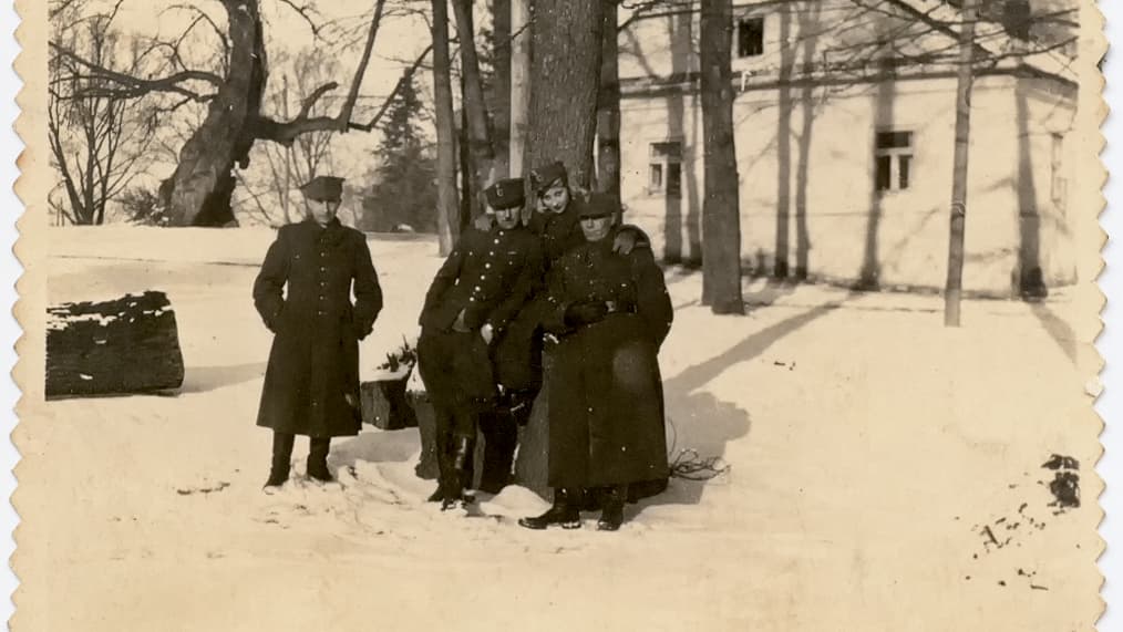 בלנקה (שנייה מימין) וזיגמונד (שלישי מימין) עם חברים במחתרת הפולנית. 1944