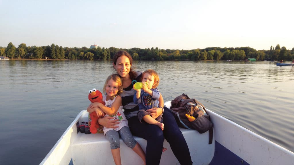 משפחת בן חיים בפארק רסטראו בבוקרשט, רומניה