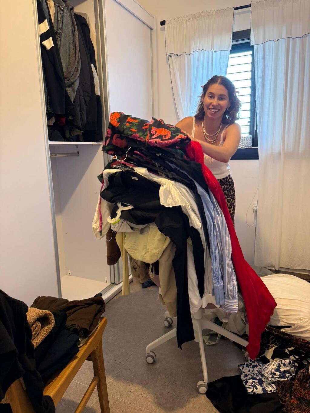 לי לוטן מפנה את הארון של דניאל