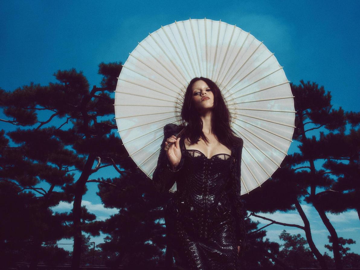 ג'נה אורטגה בצילומים לרגל עונה 2 של "וונסדיי", 2025