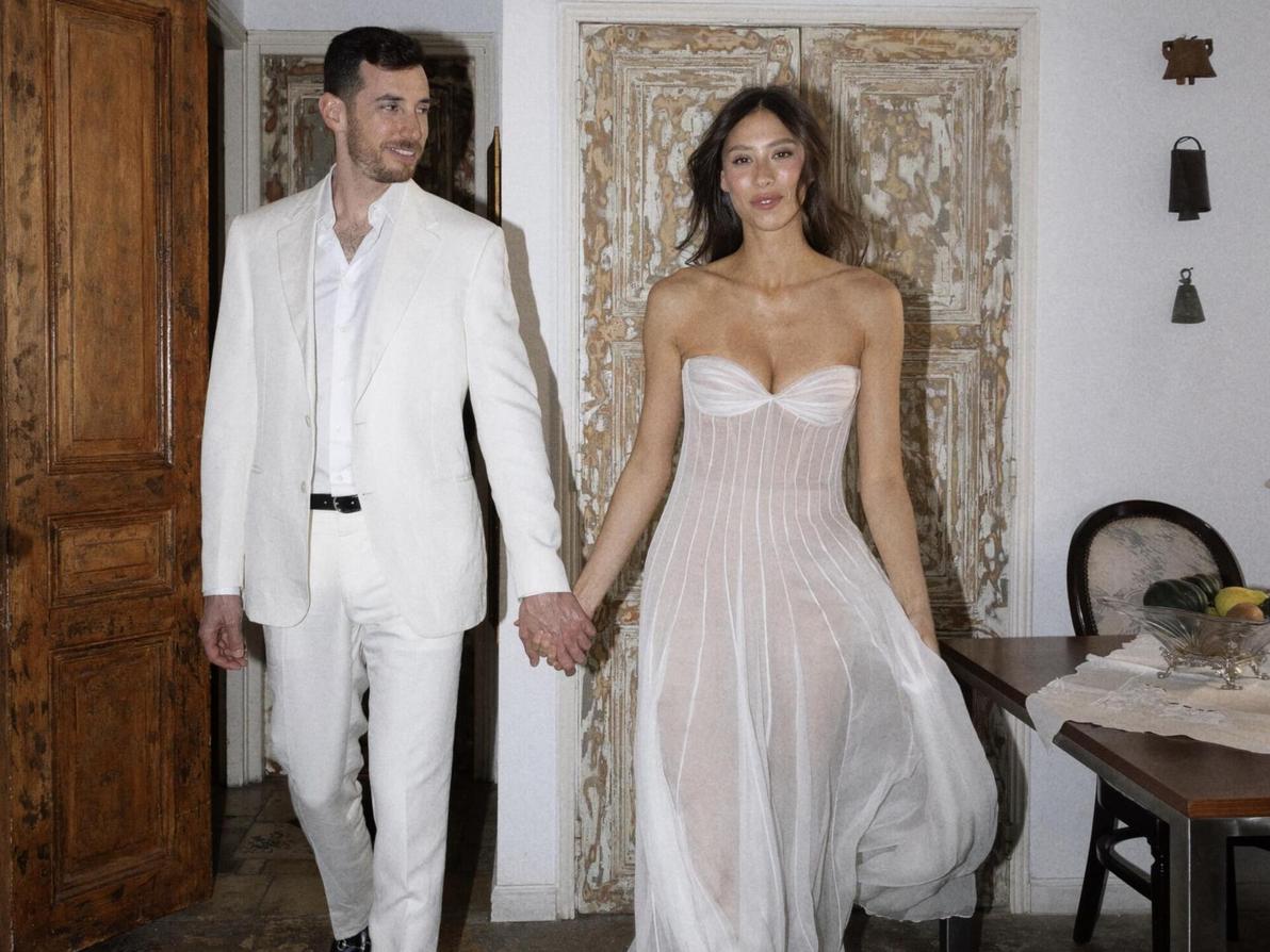 מראה קליל, נינוח וסופר-אופנתי. רומי ספקטור עם גיא וירניק (צילום: עידן חסון) רומי ספקטור בשמלת כלה בעיצוב ליז מרטינז לחתונתה