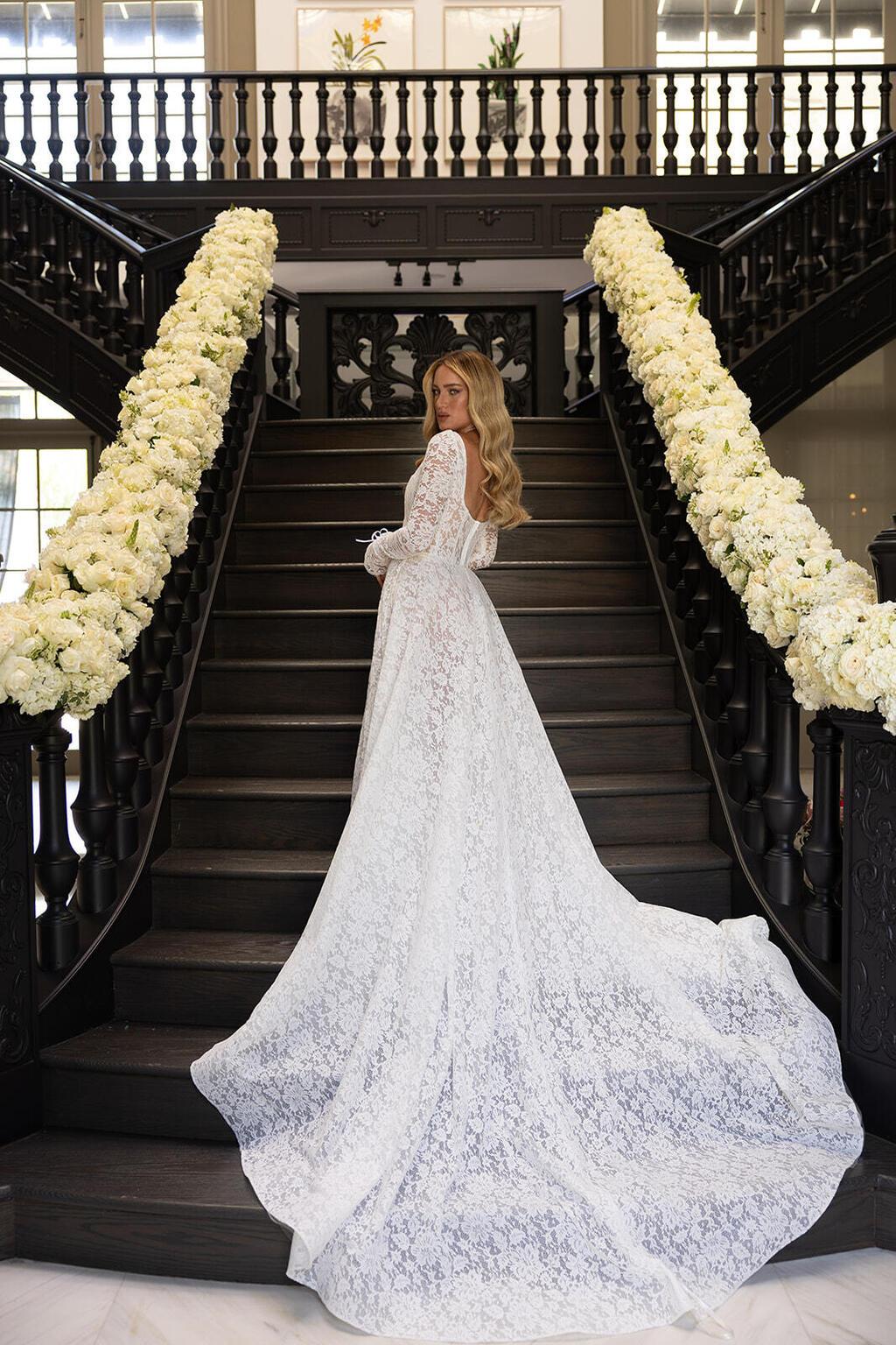 שרוולים ארוכים, גב חשוף ושובל ארוך. נועה בני (צילום: People Photography Wedding Photographers, באדיבות ברטה) נועה בני בשמלת כלה בעיצוב ברטה בחתונתה