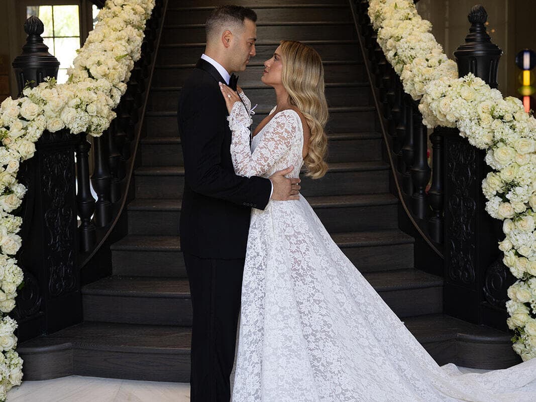 השמלות תאמו את החתונה המפוארת. נועה בני עם דניאל מזרחי (צילום: People Photography Wedding Photographers, באדיבות ברטה) נועה בני בשמלת כלה בעיצוב ברטה בחתונתה