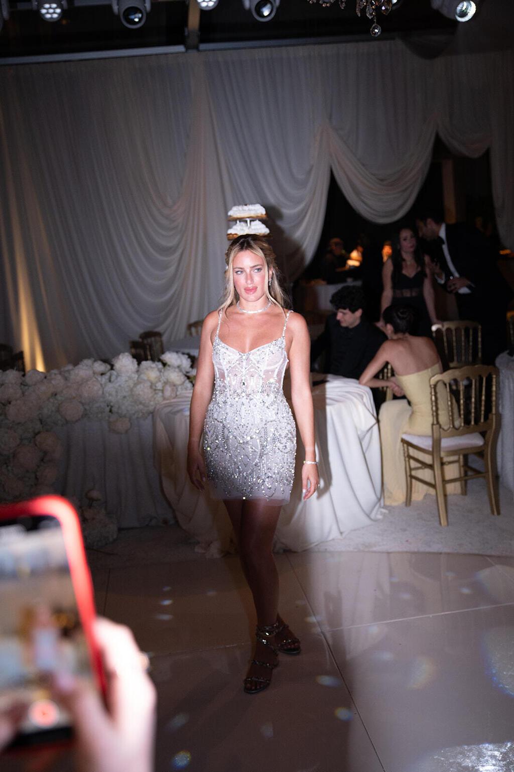 על שלוש השמלות חתום בית האופנה ברטה. נועה בני (צילום: People Photography Wedding Photographers, באדיבות ברטה) נועה בני בשמלת כלה בעיצוב ברטה בחתונתה