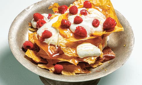 דקיקוני פילו בקרם יוגורט ופירות