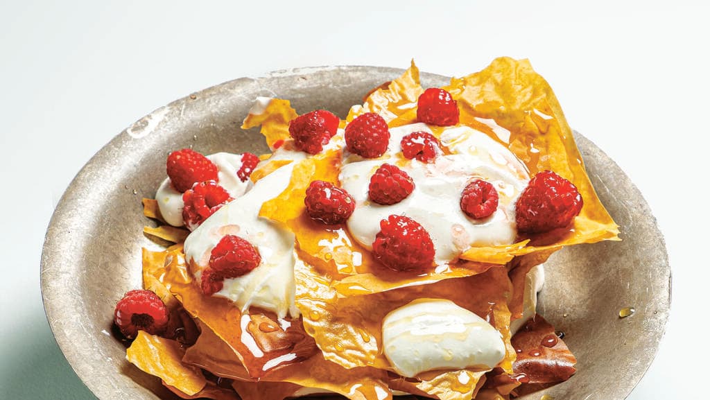 דקיקוני פילו בקרם יוגורט ופירות