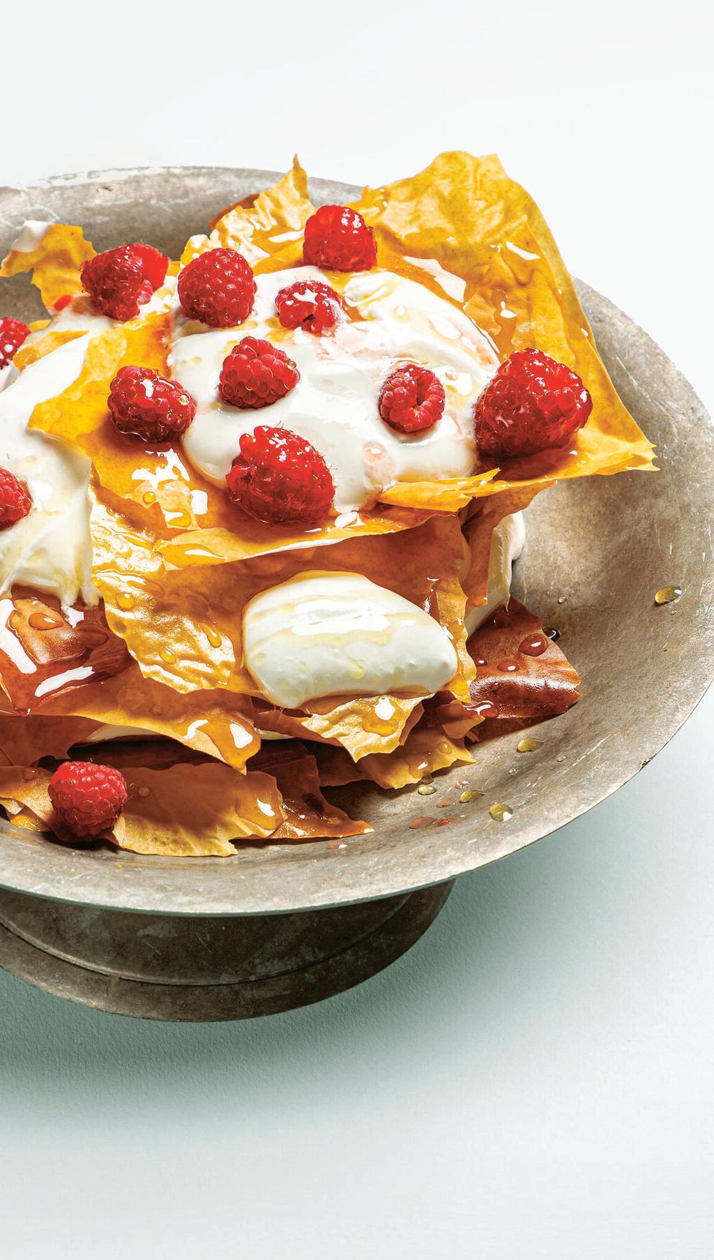 דקיקוני פילו בקרם יוגורט ופירות