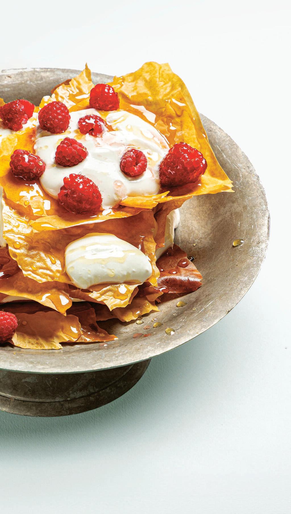 דקיקוני פילו בקרם יוגורט ופירות