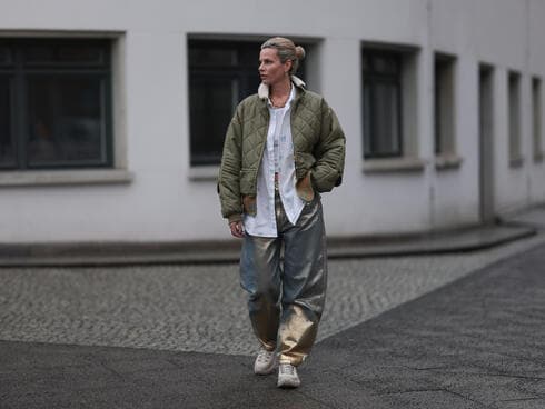 נעלי ריצת השטח משתלבות בכל סגנון לבוש יומיומי. צילומי אופנת רחוב של הוקה בברלין