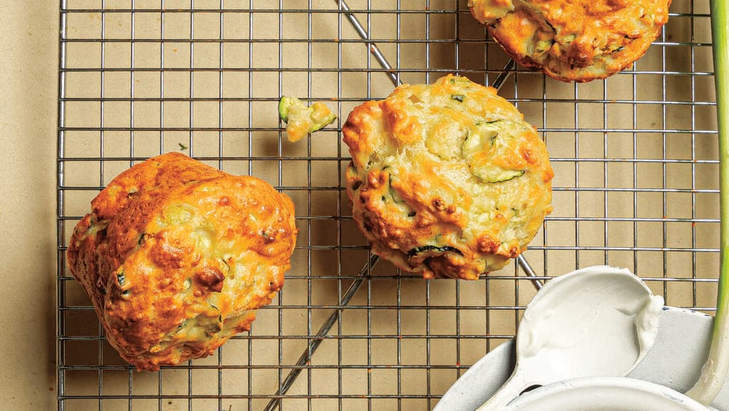 מאפינס יווניים עם זוקיני ובצל ירוק