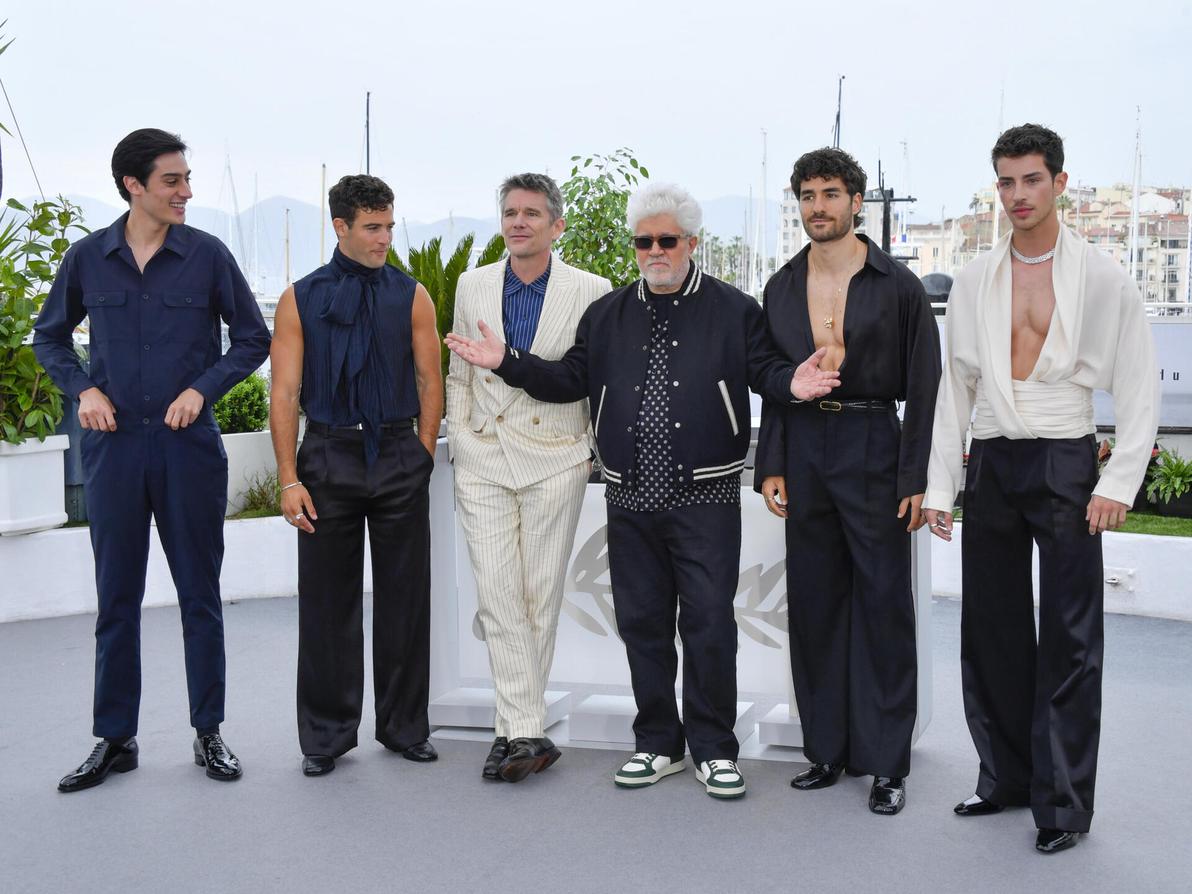 פדרו אלמודובר עם איתן הוק ושחקנים נוספים מהסרט "דרך מוזרה לחיות" בפסטיבל קאן, 2023