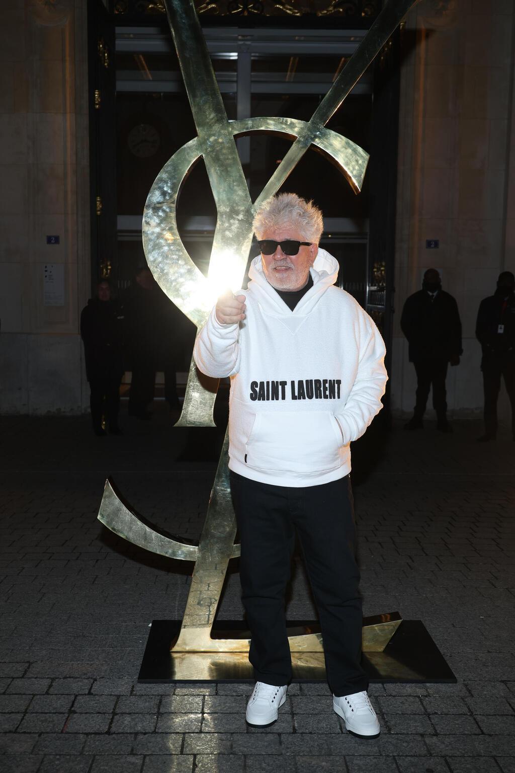 פדרו אלמודובר בתצוגת סתיו-חורף 2023-24 לגברים של סן לורן