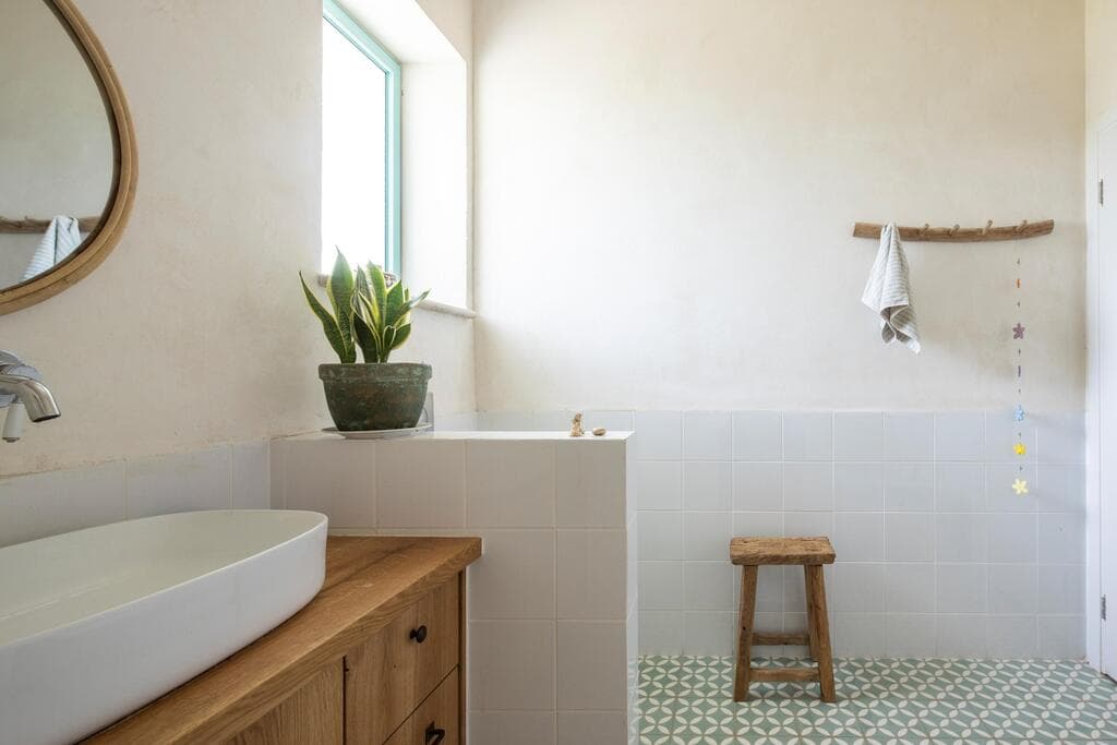 חדר רחצה שמכניס את הטבע. שילוב של שליכט כליל טבעי של חברת ארכו ליים. אדריכלות: כפיר וקס אדריכלים, להשיג בשטיין דיזיין 